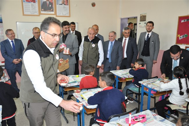buzagi-olumlerine-anne-sutu-cozumu-ilk-olarak-karsta-dagitildi-2.jpg
