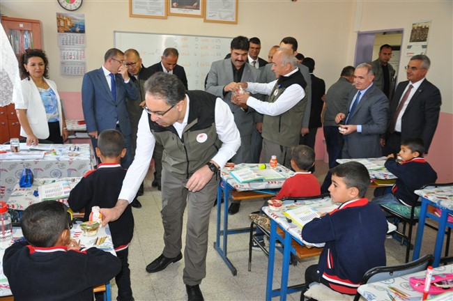 buzagi-olumlerine-anne-sutu-cozumu-ilk-olarak-karsta-dagitildi-4.jpg