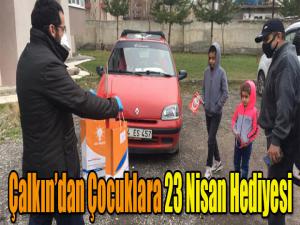 AK PARTİ İL BAŞKANI ÇALKIN ÇOCUKLARA HEDİYE VERDİ