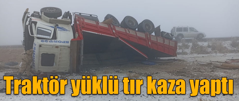 Kars’ta traktör yüklü tır kaza yaptı
