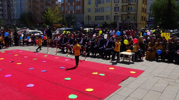 80. Yıl Anaokulunda mezuniyet heyecanı 