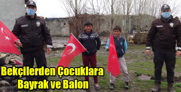 BEKÇİLER ÇOCUKLARA BAYRAK VE ATATÜRK POSTERLİ BALON DAĞITTILAR