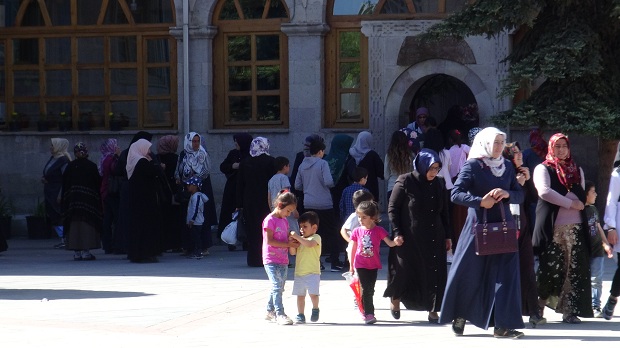 Harakani Türbesi Ziyaretçi Akınına Uğradı