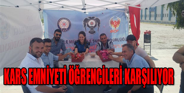 Kars polisi üniversitede stant açtı.