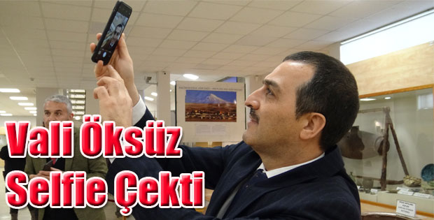 VALİ ÖKSÜZ SELFİE ÇEKTİ